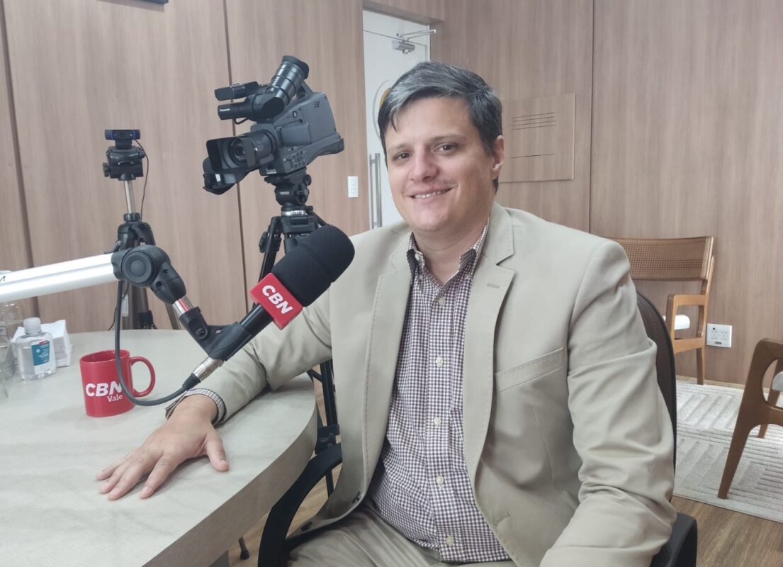 Dr. Lucas Fadel Monteiro dos Santos, coordenador da UTI Pediátrica e Neonatal da Santa Casa de São José dos Campos, sendo entrevistado na rádio CBN Vale para falar sobre a campanha Agosto Dourado