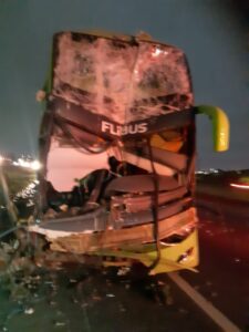 Foto de ônibus acidentado na via Dutra após acidente com caminhão no km 117 em Taubaté