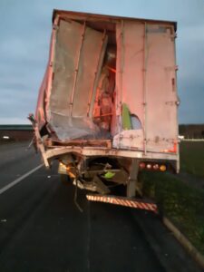 Foto de caminhão acidentado na via Dutra após acidente ônibus no km 117 em Taubaté