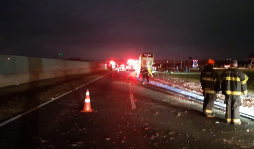 Foto de faixa da Dutra interditada após acidente entre ônibus e caminhão, no km 117 da Via Dutra em Taubaté