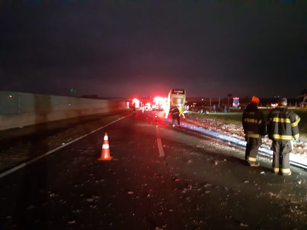 Foto de faixa da Dutra interditada após acidente entre ônibus e caminhão, no km 117 da Via Dutra em Taubaté