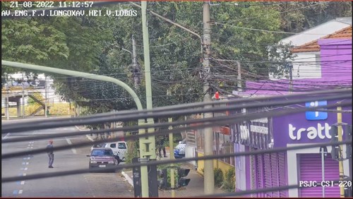 Carros da polícia em ação contra o furto de fios em são josé dos campos