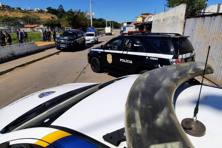 Carros da polícia em ação contra o furto de fios em são josé dos campos