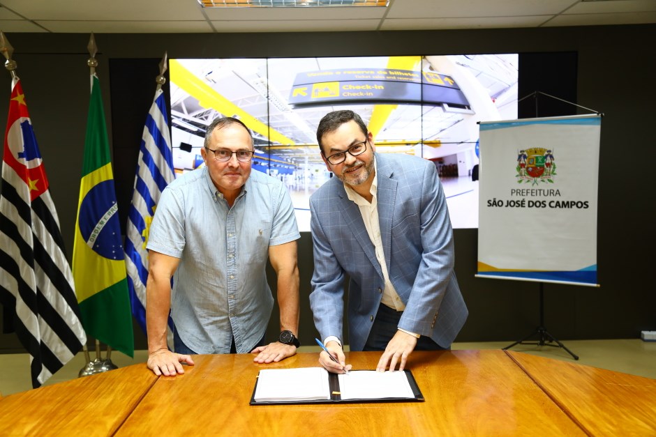 Executivos assinando contrato de concessão do aeroporto de SJC