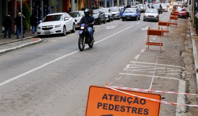 Foto mostrando obras na região central de SJC, como o cruzamento da da Cel. José Monteiro