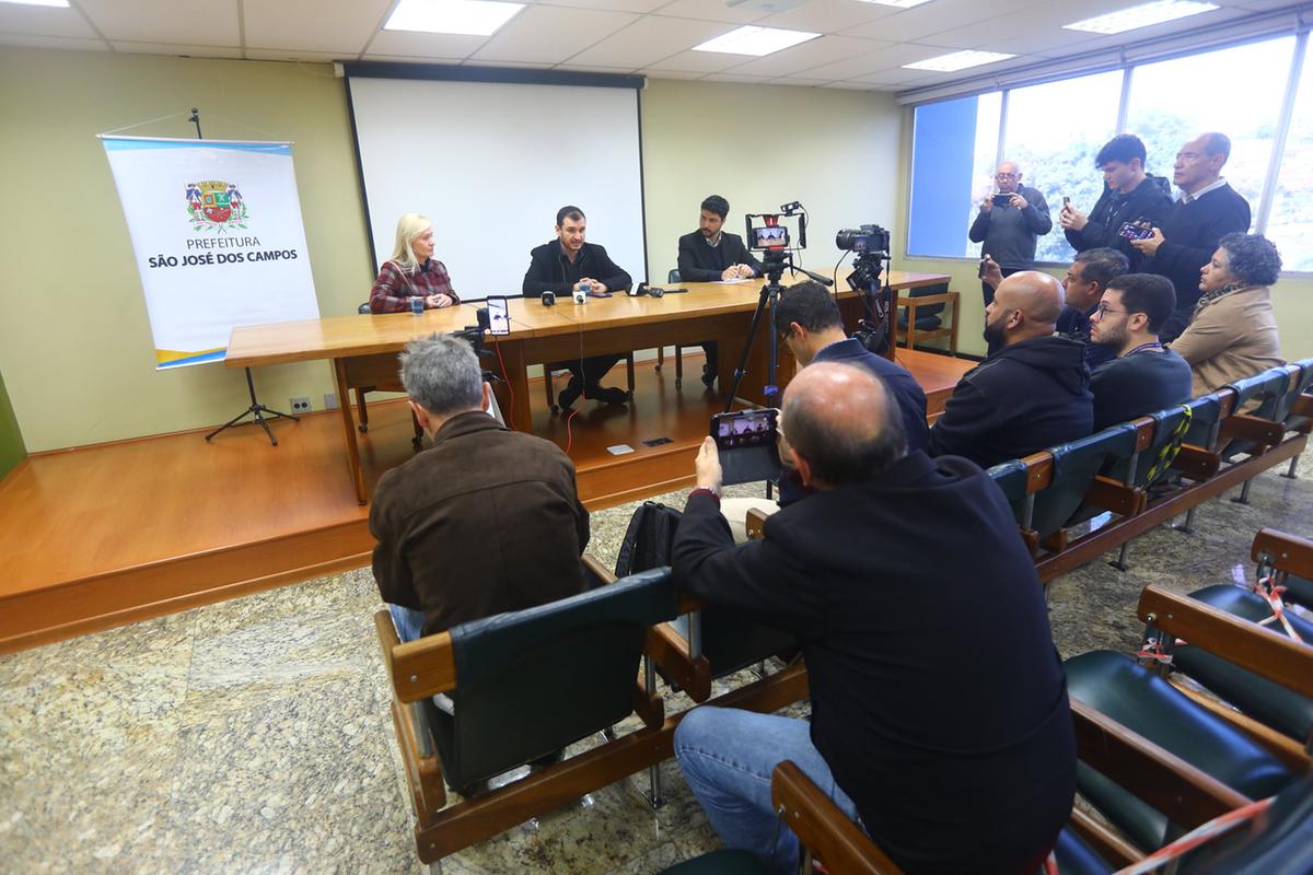 Secretário de educação de SJC Jhonis Santos em entrevista coletiva para falar de caso de abuso a criança em escola infantil do município