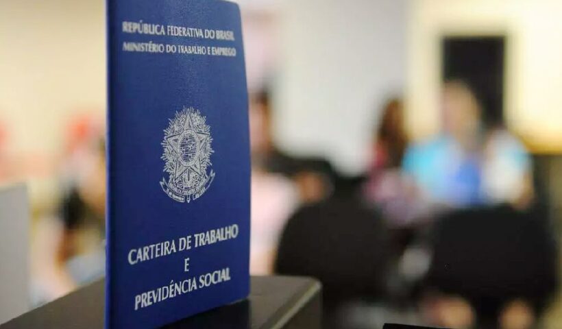 Foto de carteira de trabalho para ilustrar que Guaratinguetá recebe nesta sexta-feira o mutirão do emprego e empreendedorismo