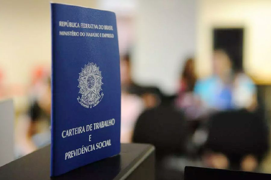 Foto de carteira de trabalho para ilustrar que Guaratinguetá recebe nesta sexta-feira o mutirão do emprego e empreendedorismo