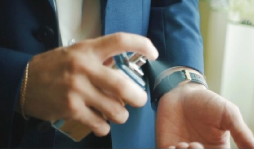 Imagem de homem elegante passando perfume. Nova pesquisa ACI/Unitau revela que roupas, acessórios e perfumes são os presentes preferidos para a data. Elegância e bons aromas