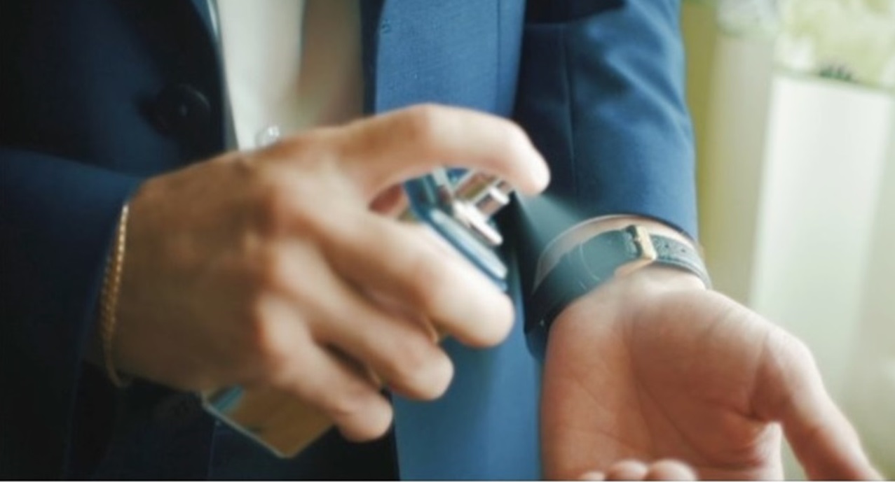 Imagem de homem elegante passando perfume. Nova pesquisa ACI/Unitau revela que roupas, acessórios e perfumes são os presentes preferidos para a data