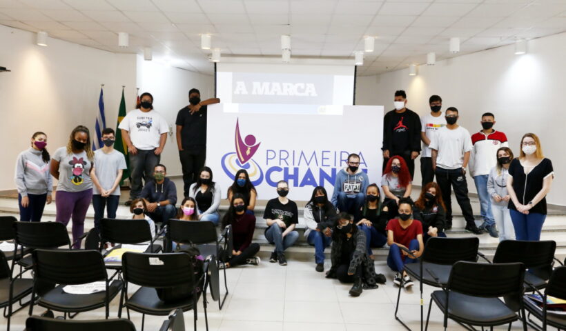 Jovens em sala de aula. Fundhas abre inscrições para o Programa Primeira Chance