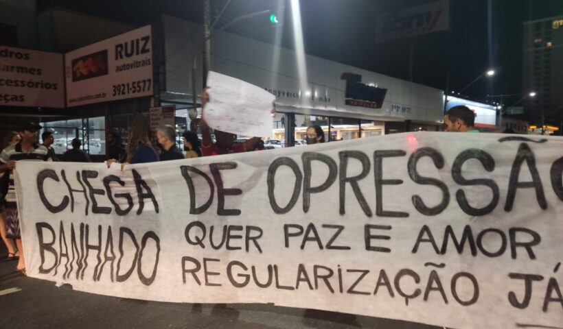 Moradores do Banhado fazem protesto pelas ruas de SJC. Câmara aprova moção de repúdio a demolição de casas