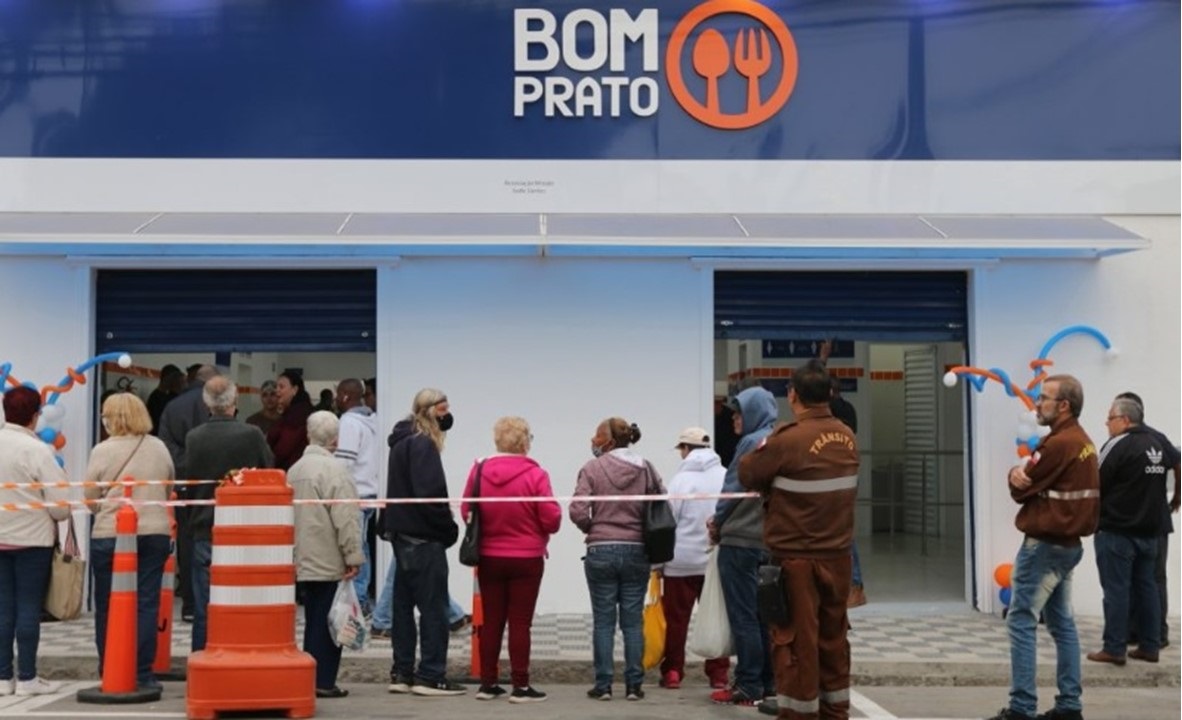 Pessoas na fila do restaurante Bom Prato em Jacareí. Restaurante vai oferecer almoço especial em homenagem ao dia dos pais nesta sexta-feira, 12 de agosto de 2022