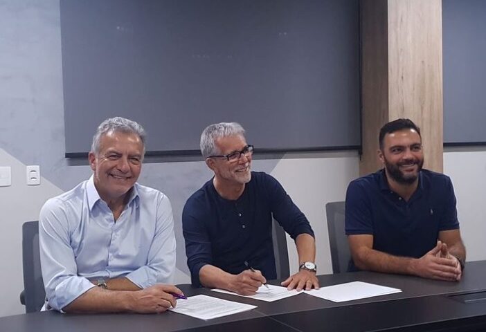 Celso Monteiro (centro), presidente do São José, junto dos empresários Oscar Constantino (à esquerda) e Bruno Cazarini , à direita, assinam carta de intenção para a criação da saf