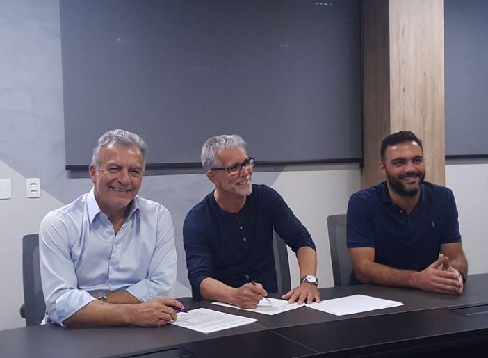 Celso Monteiro (centro), presidente do São José, junto dos empresários Oscar Constantino (à esquerda) e Bruno Cazarini , à direita.