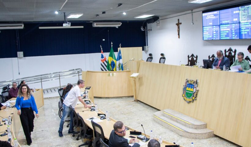 Parlamentares trabalhando na Câmara de Taubaté, que aprovou projeto para proibição da utilização do ‘gênero neutro’ em escolas