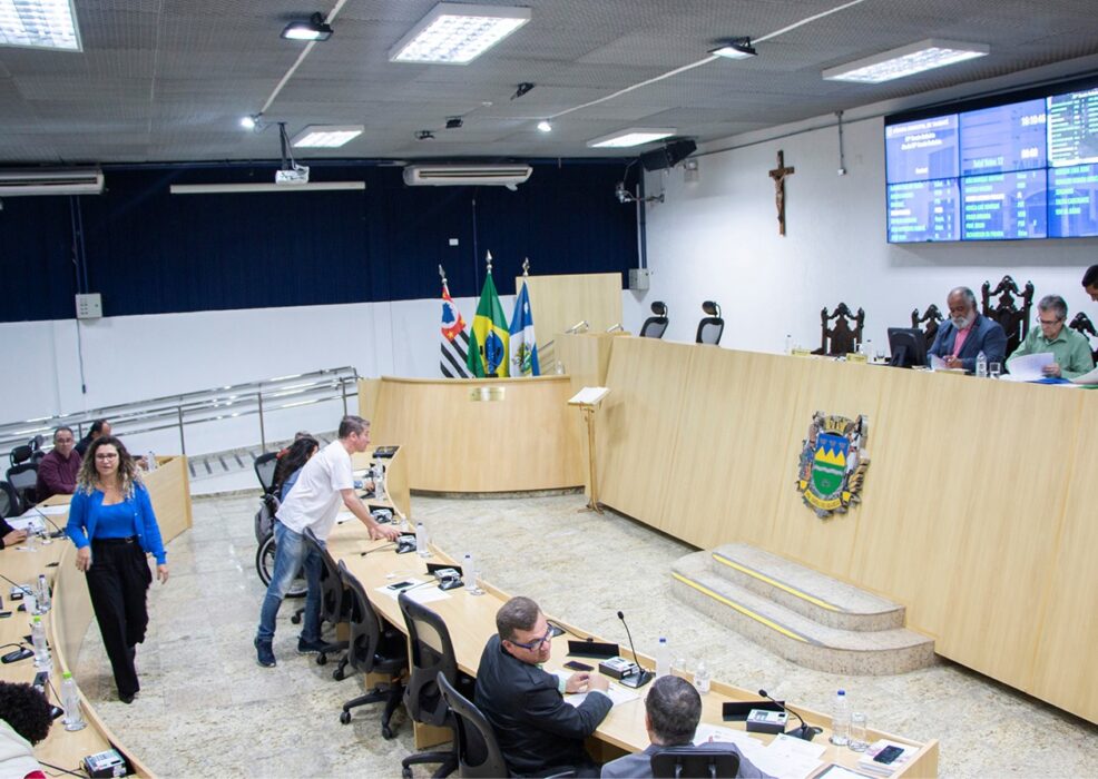 Parlamentares trabalhando na Câmara de Taubaté, que aprovou projeto para proibição da utilização do ‘gênero neutro’ em escolas