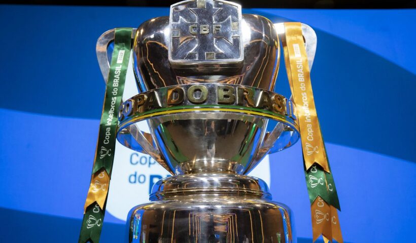 Foto da Taça da Copa do BRasil. CBF sorteou datas e horários das semifinais da copa do brasil