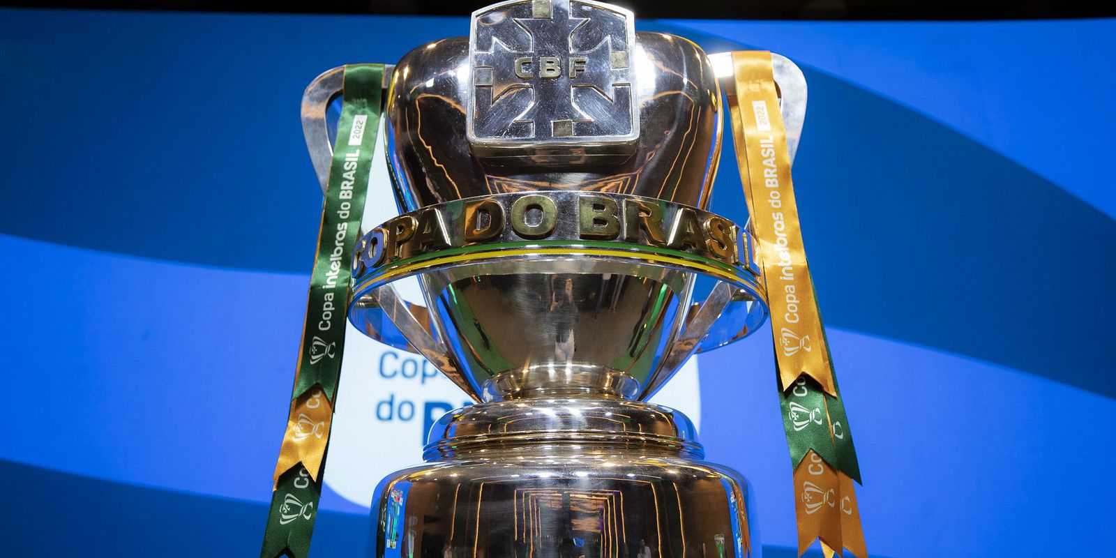 Foto da Taça da Copa do BRasil. CBF sorteou datas e horários das semifinais da copa do brasil