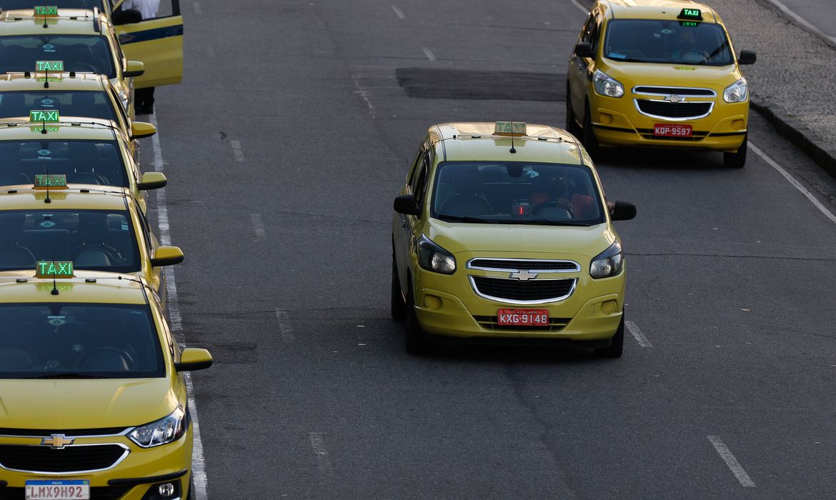 Rio de Janeiro - Circulação de táxis na região central do Rio.  cadastro de taxistas para recebimento de benefício acontece até  de agosto