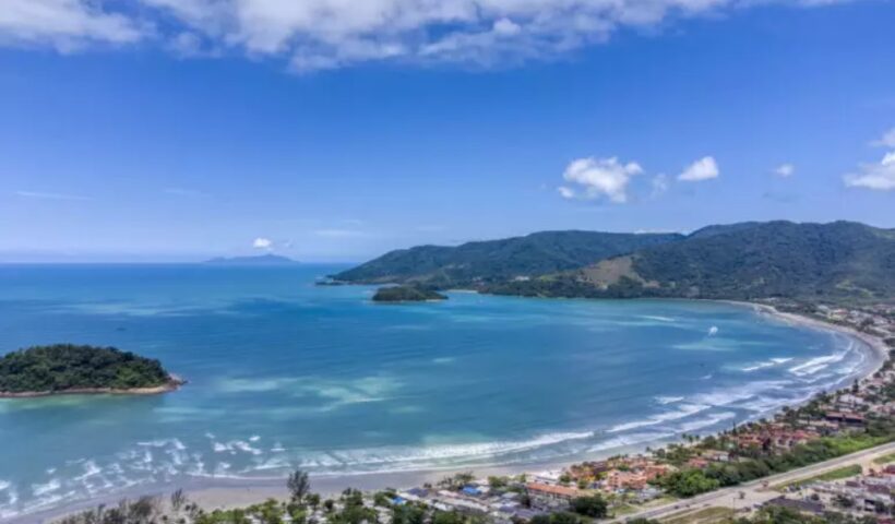 Foto aérea da cidade de Ubatuba adia pela 3ª vez início da cobrança de taxa ambiental