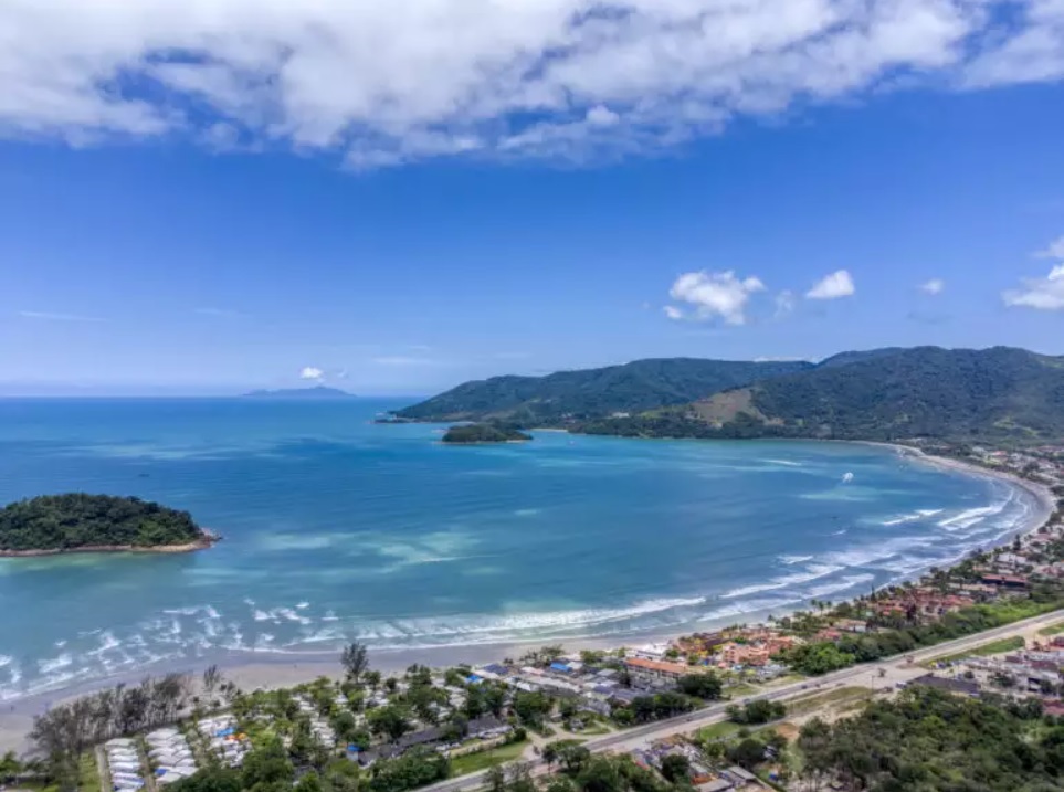 Foto aérea da cidade de Ubatuba adia pela 3ª vez início da cobrança de taxa ambiental