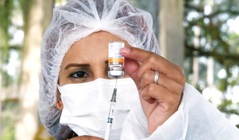 Enfermeira preparando dose contra a covid. São José inicia nova etapa de vacinação nesta terça-feira