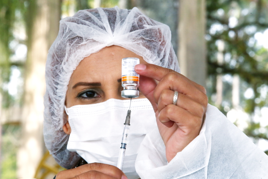 Enfermeira preparando dose contra a covid. São José inicia nova etapa de vacinação nesta terça-feira