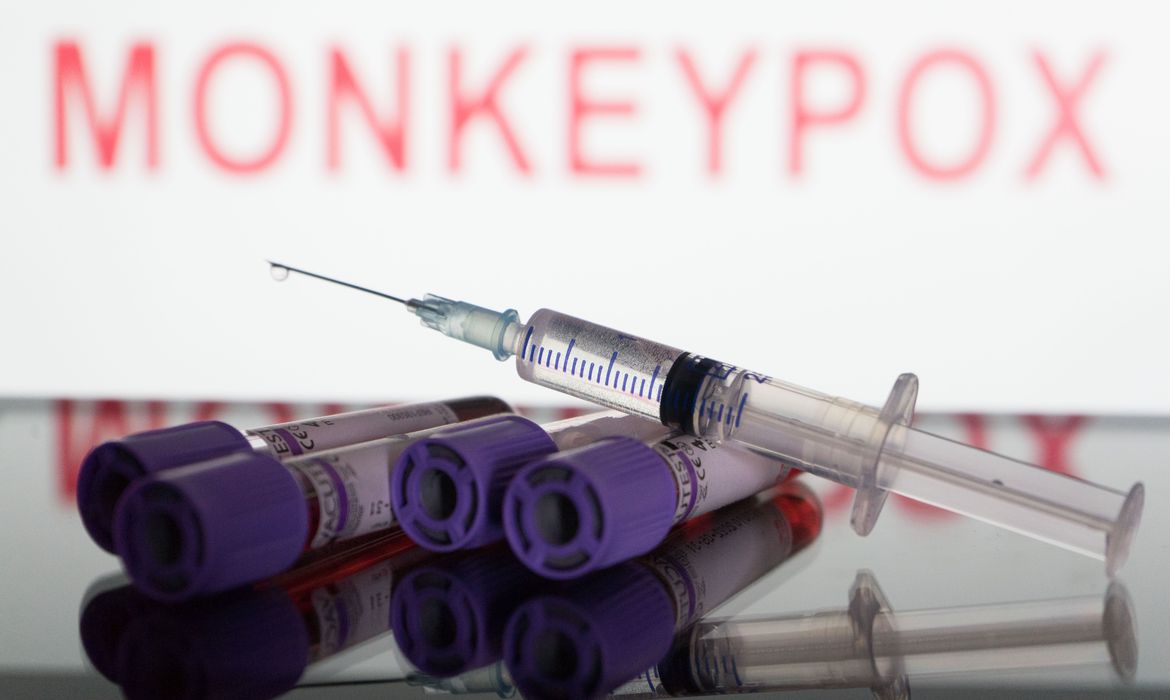Imagem de injeção apontanto antiviral contra a varíola dos macacos que será comprada pelo ministério da saúde