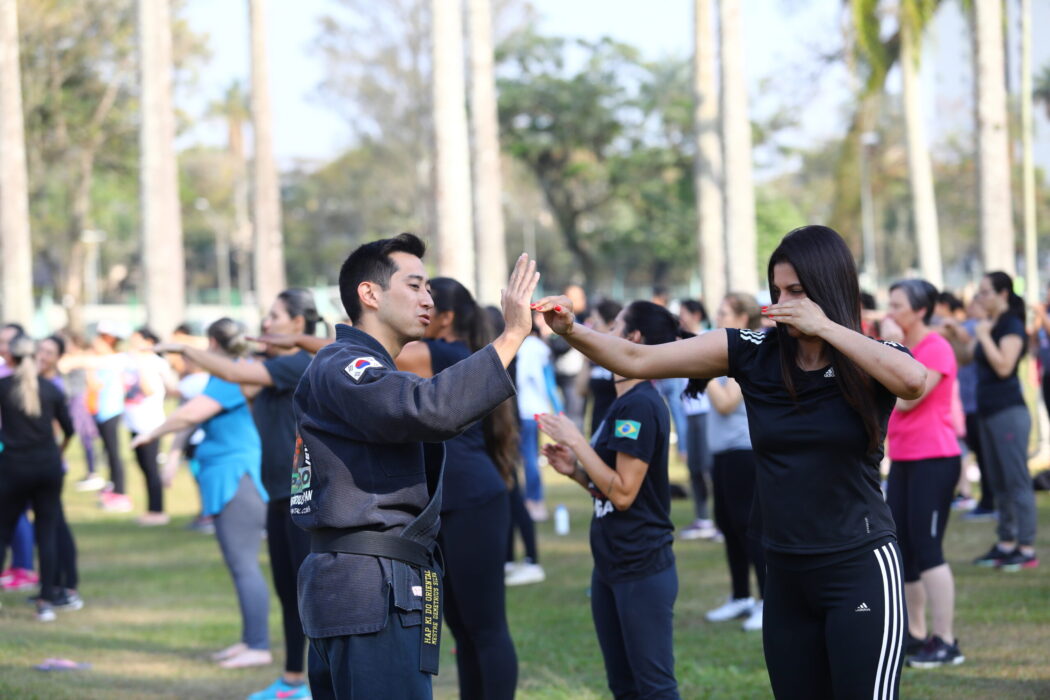 Instrutor orienta mulher em aula de defesa pessoal em SJC. Prefeitura fará segunda aula de defesa pessoal para mulheres no sábado