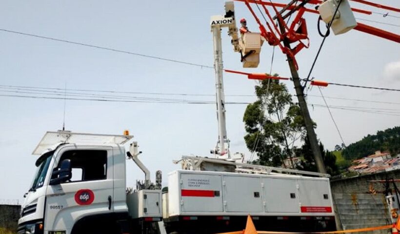 Caminhão e técnicos da EDP em poste de Luz. Empresa fará operação técnica especial para eleições 2022