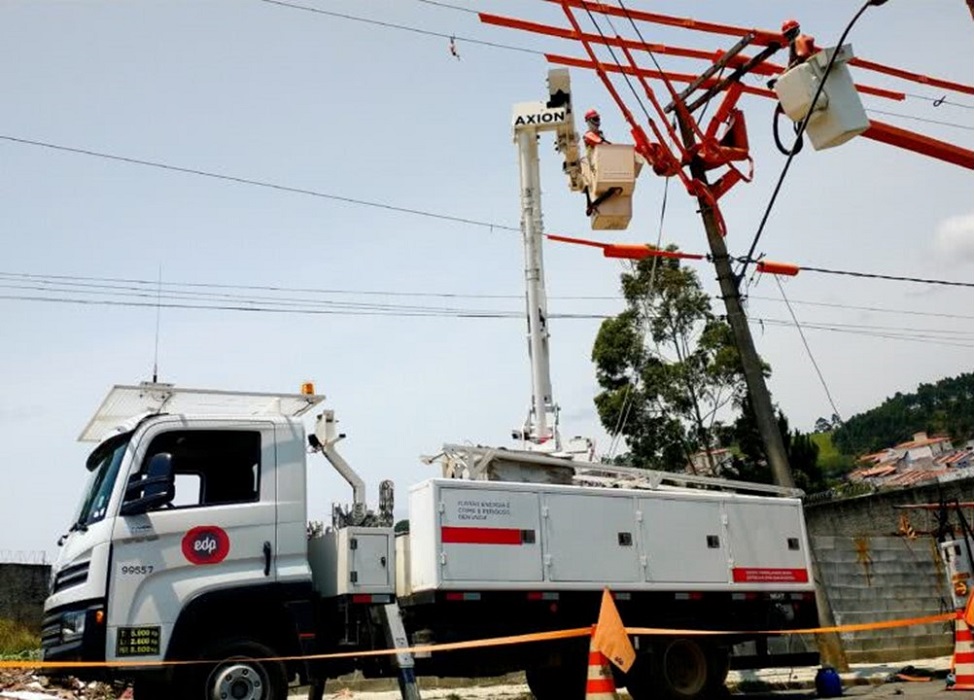 Caminhão e técnicos da EDP em poste de Luz. Empresa fará operação técnica especial para eleições 2022