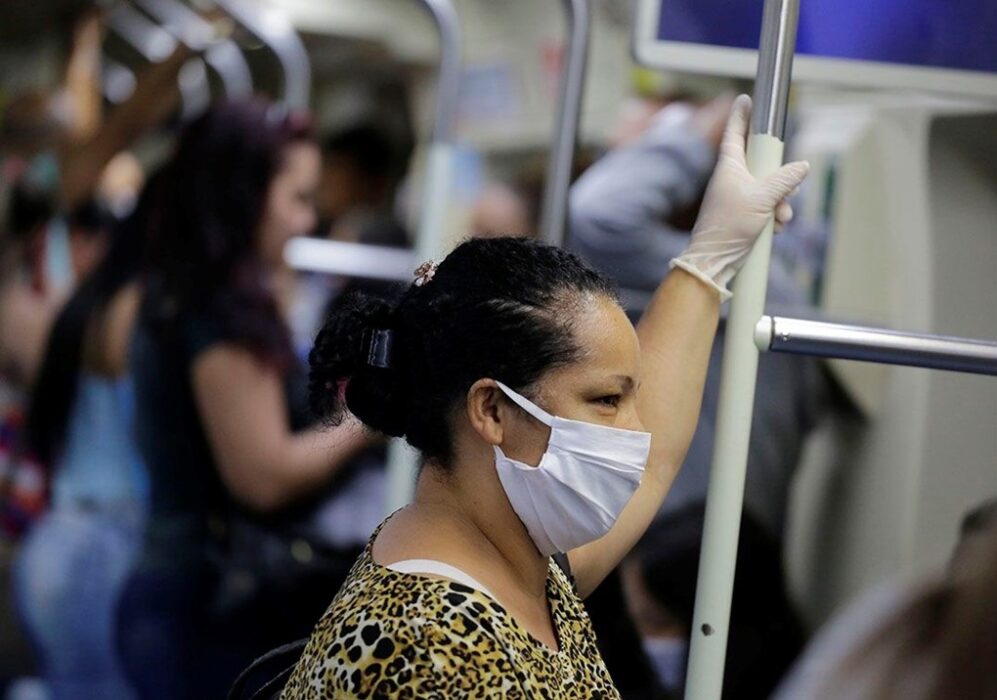 Foto do interior de um ônibus mostra mulher usando máscara facial. Taubaté e Jacareí desobrigam uso de máscaras no transporte coletivo