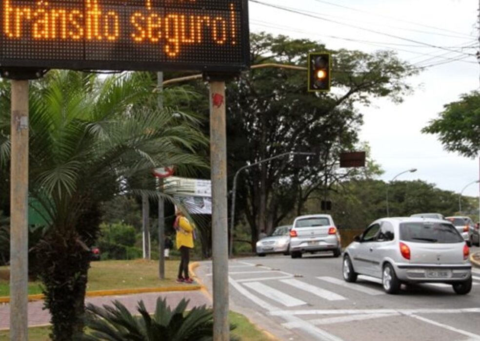Painel eletrônico com os dizeres: trânsito Seguro. Imagem ilustra a semana nacional do trânsito que será comemorada em Jacareí