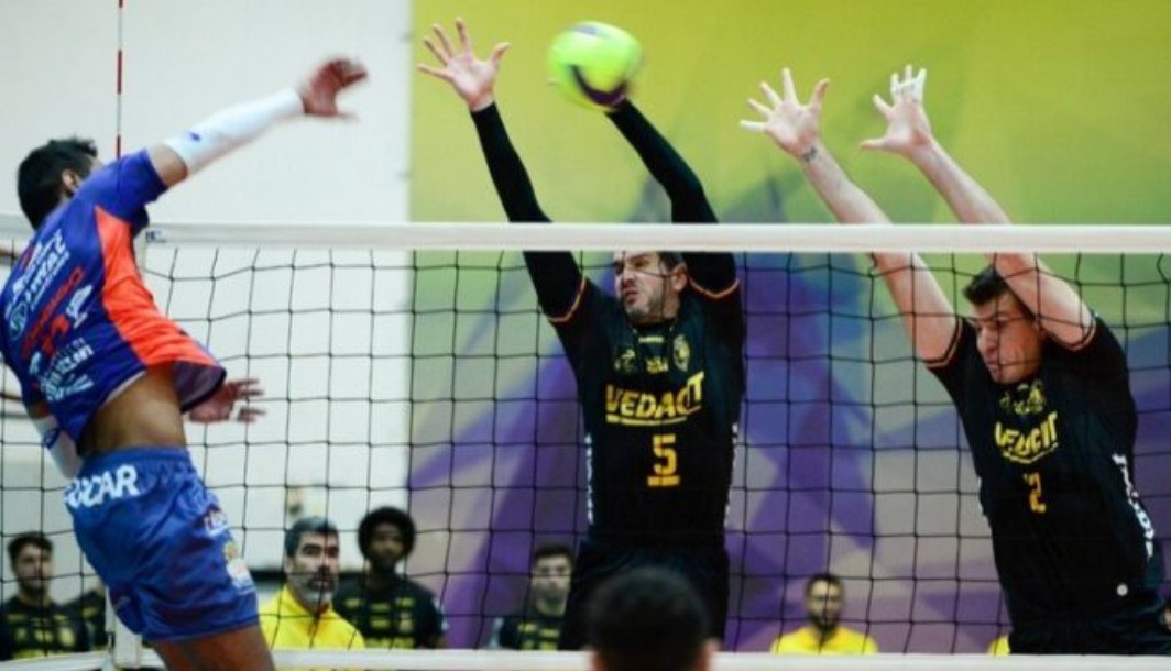 Jogadores do São José e Guarulhos em disputa pelo paulista de vôlei masculino.. São José vira e vence a disputa