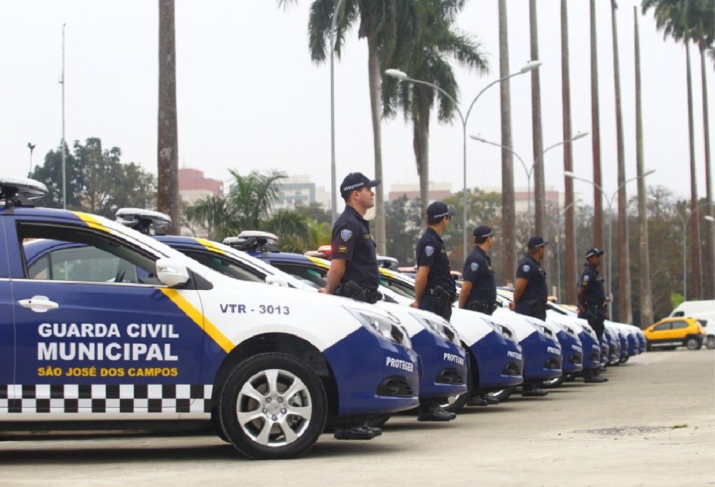 Oficiais da GCM enfileirados. agentes vão fazer ronda escolar