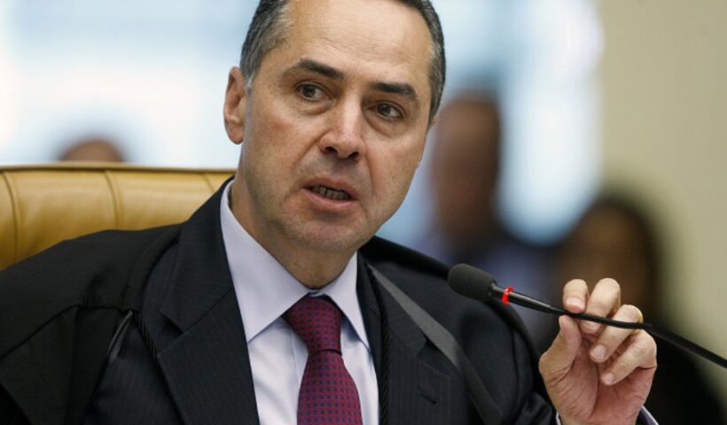 Foto do Ministro do STF Luís Roberto Barroso. STF determinou que o transporte público urbano seja mantido em níveis normais no domingo (2) dia das eleições.