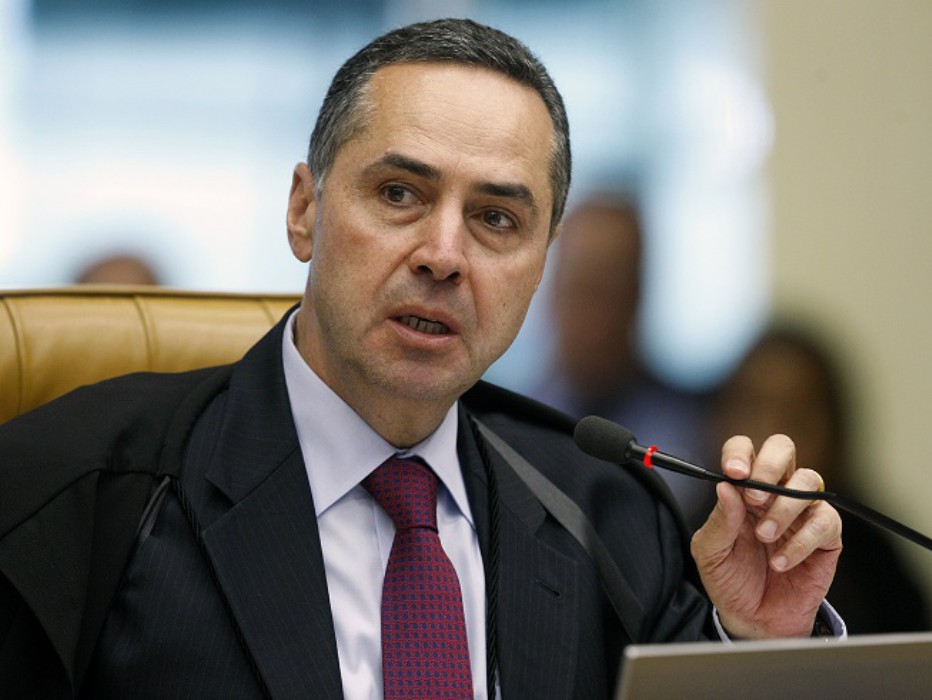 Foto do Ministro do STF Luís Roberto Barroso. STF determinou que o transporte público urbano seja mantido em níveis normais no domingo (2) dia das eleições.