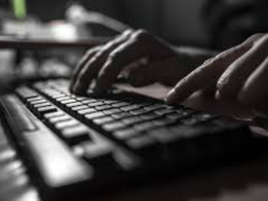 Mãos teclando em computador. Crimes de ódio na internet cresceram 650% na internet em 2022