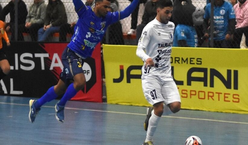 Jogadores de futsal de Taubaté e São José. Taubaté vence São José no clássico do futsal