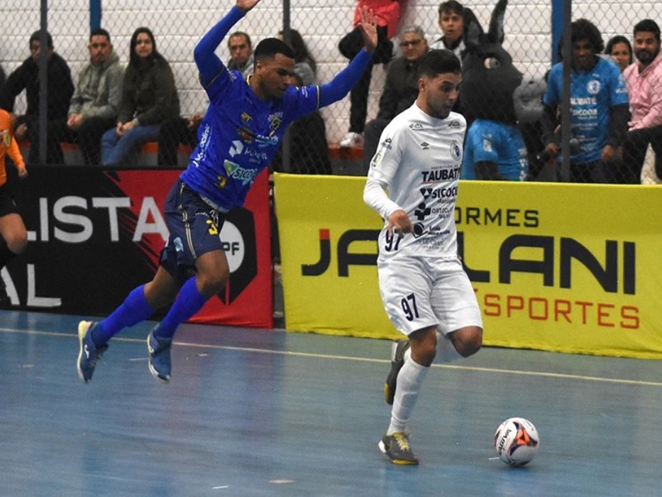 Jogadores de futsal de Taubaté e São José. Taubaté vence São José no clássico do futsal