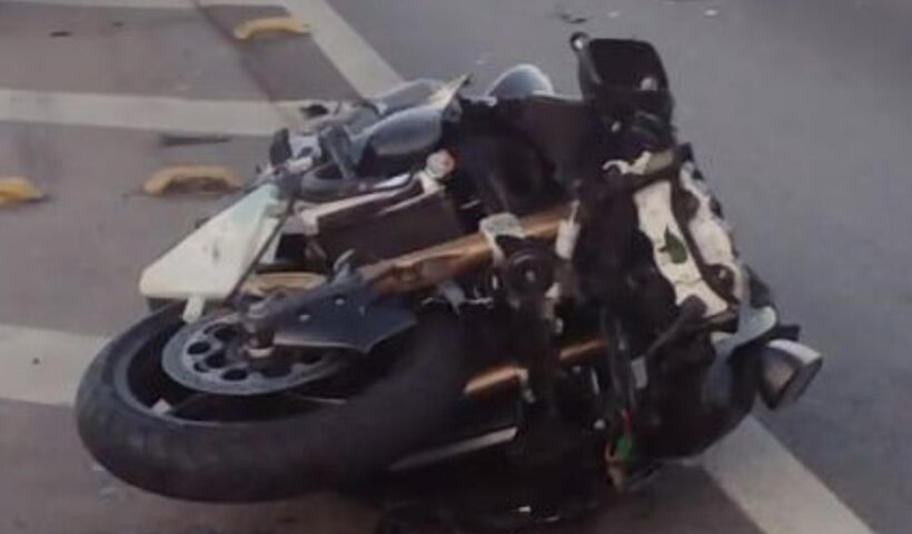 Moto acidentada da Via Dutra. Motociclista morre na Via Dutra em SJC após colisão com caminhão