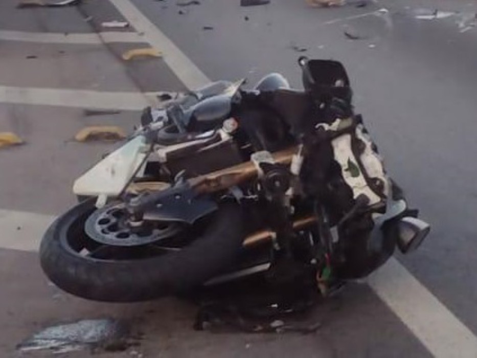 Moto acidentada da Via Dutra. Motociclista morre na Via Dutra em SJC após colisão com caminhão