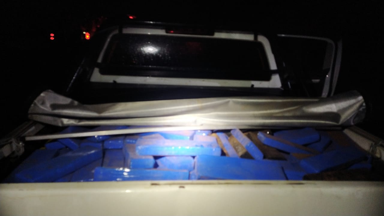 Foto da caçamba de uma caminhonete carregada com 1 tonelada de drogas, após se envolver em acidente na Via Dutra, em Cachoeira Paulista