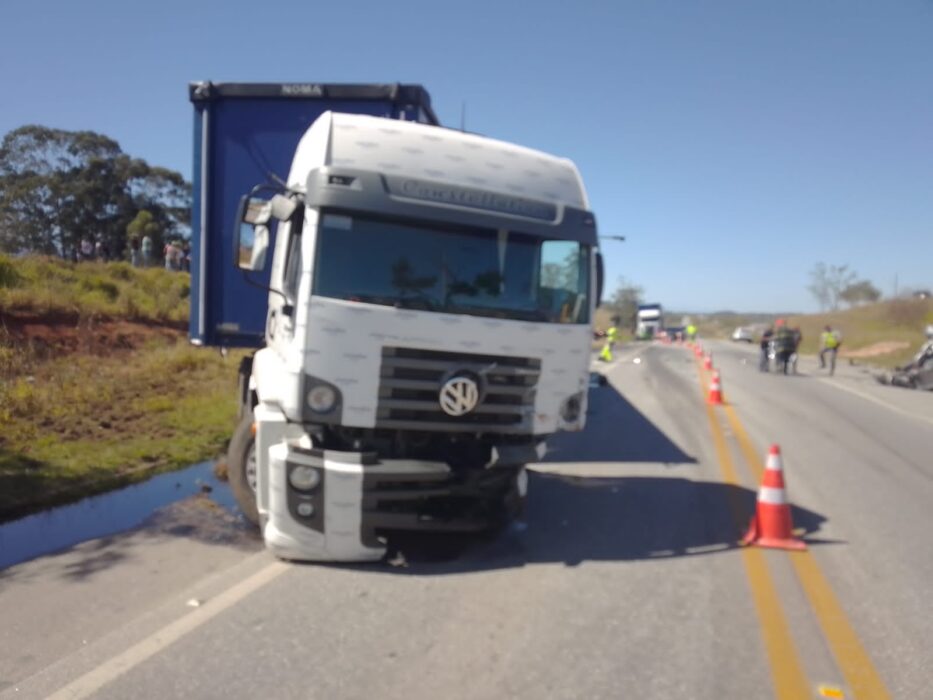 Caminhão acidentado em grave acidente na Rodovia Floriano Rodrigues Pinheiro