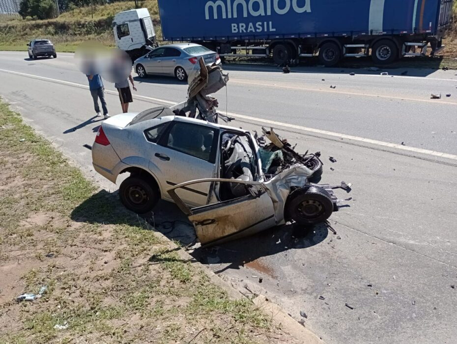 Veículo acidentado em grave acidente na Rodovia Floriano Rodrigues Pinheiro