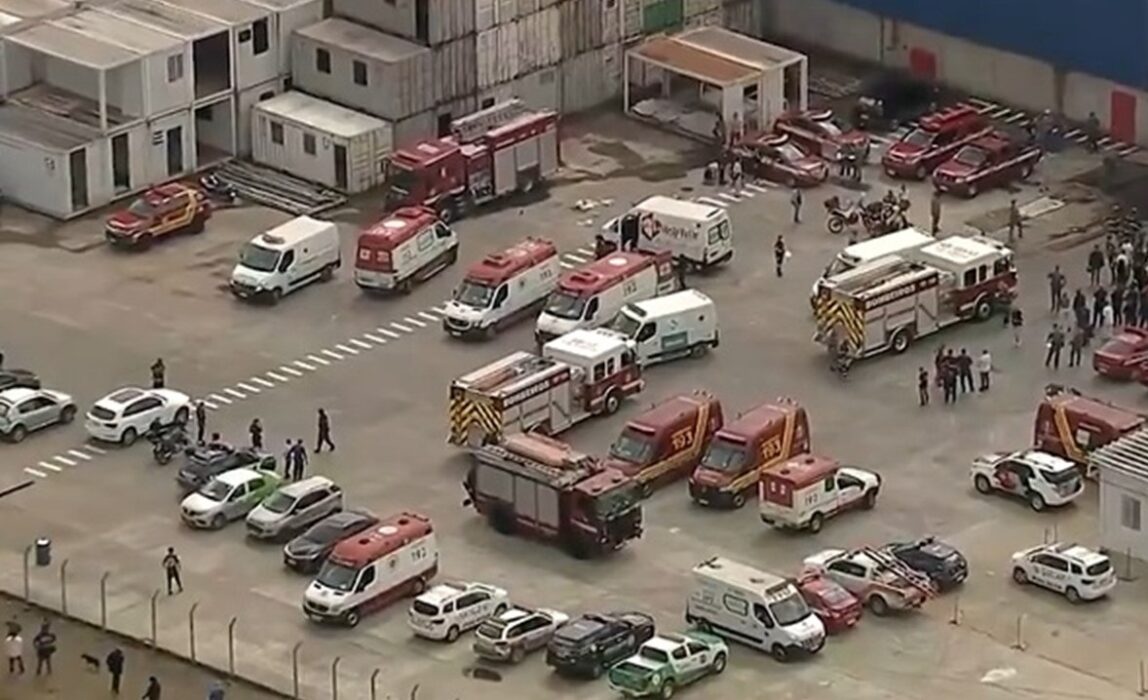 Foto aérea de estacionamento de fábrica em Itapecerica da Serra. 9 pessoas morreram em desabamento no local