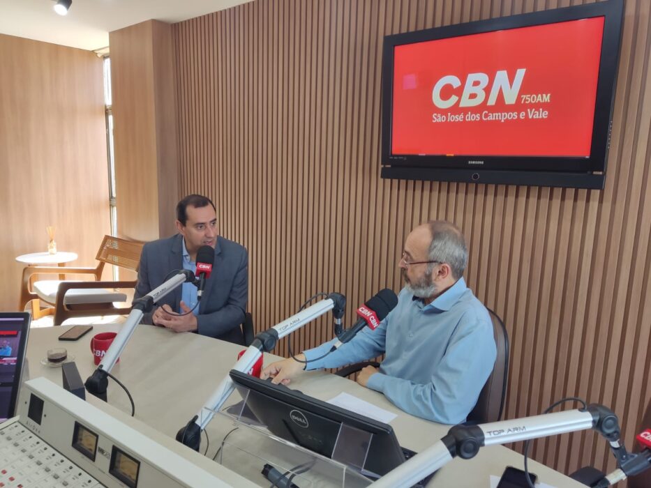 Prefeito de São José, Anderson Farias sendo entrevistado na rádio CBN Vale falando sobre o cachê de Maria Gadú
