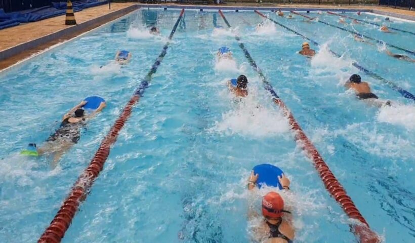 Piscina pública com nadadores. Prefeitura de SJC abriu inscrições para aulas gratuitas de natação e hidroginástica