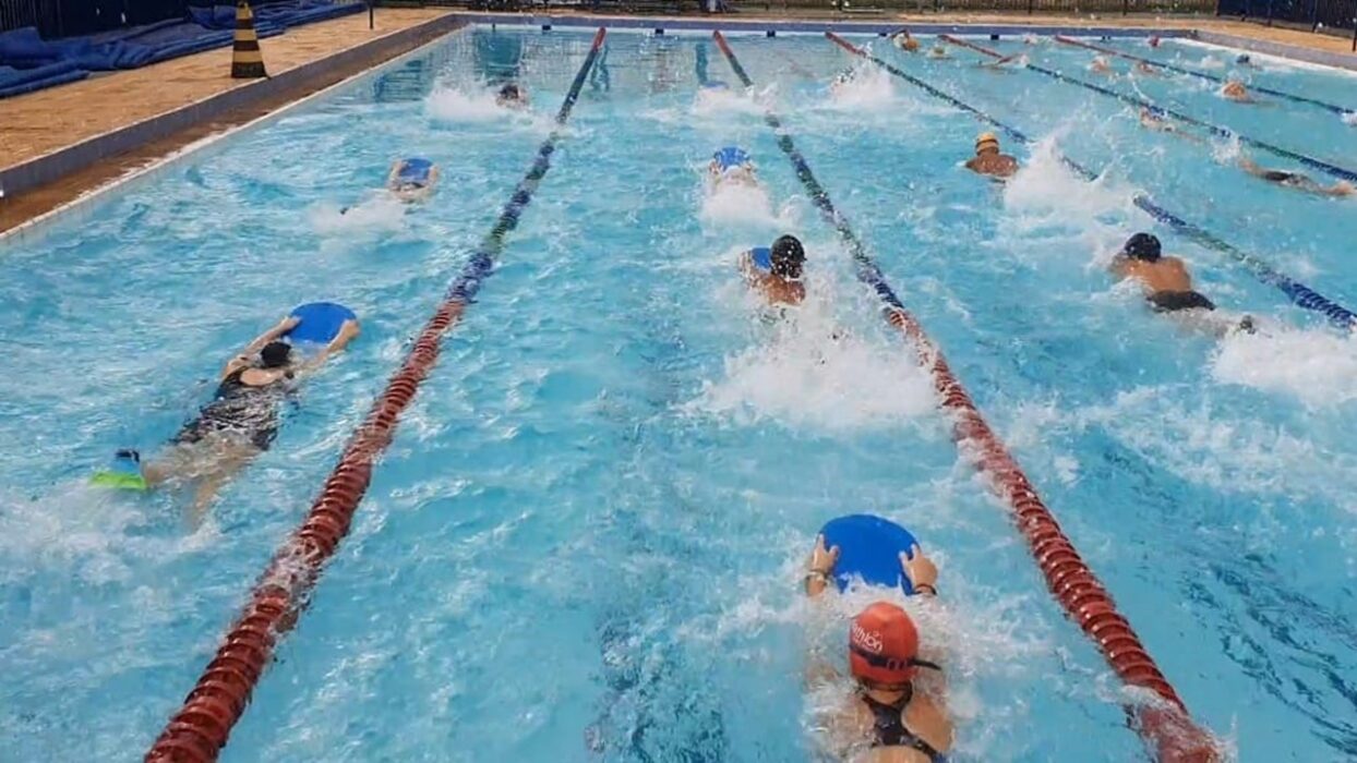 Piscina pública com nadadores. Prefeitura de SJC abriu inscrições para aulas gratuitas de natação e hidroginástica